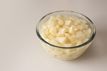 pelando patatas o papas a la juliana, cuadritos pequeños para remojar y quitar el exceso de almidón