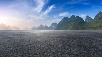Plate-forme de route asphaltée et paysage naturel de montagne au lever du soleil à Guilin, en Chine.