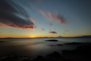 江ノ島から見るマジックアワーと富士山と流れる雲