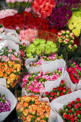 Selling roses and roses of various colors for sale in a flower shop