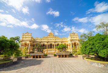 Obraz premium Beautiful day in Vinh Trang Pagoda in My Tho city, the Mekong Delta, Vietnam.