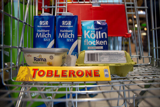 Einkaufswagen mit Lebensmitteln (Deutschland)