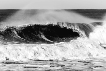 Una ola de argentina blanco y negro , cuando entro uno de los mejores swell del año.
Una blanco y...