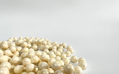 white pearl necklace