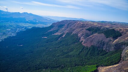 大観峰から見る外輪山(ドローン空撮)