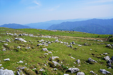 Fototapeta na wymiar 石灰岩が美しい四国カルストの風景 