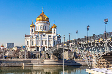 Fototapeta na wymiar Pedestrian Patriarchal Bridge and the Cathedral of Christ the Savior in Moscow