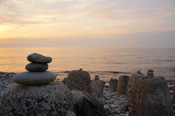 夕暮れの鳴り石の浜の積まれた石（鳥取県） 