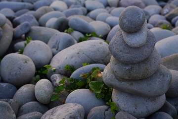 Fototapeta na wymiar 鳴り石の浜の積まれた石（鳥取県） 