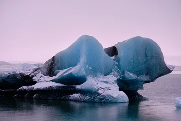 Fotobehang Licht violet Fjallsarlon meer ijsbergen 1