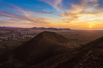Fototapeta na wymiar Vista del atardecer desde el volcán Calderón Hondo en Lajares, Fuerteventura, Islas Canarias, España