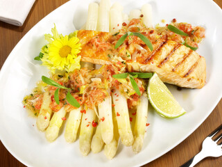 Lachs Steak auf Spargel und Gemüse