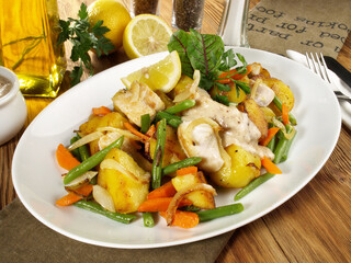 Pannfisch Teller mit Gemüse und Senfsauce