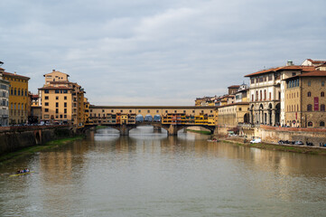 Obraz premium Bridge over the river in the old town of Florence
