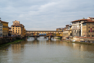 Fototapeta na wymiar Bridge over the river in the old town of Florence