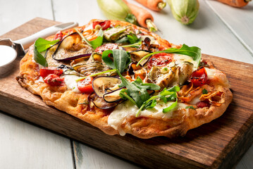Pinsa vegetariana, tipica pizza romana con verdure, Cibo Italiano 