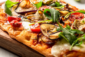 Pinsa vegetariana, tipica pizza romana con verdure, Cibo Italiano 
