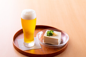 自宅でビールを楽しむ