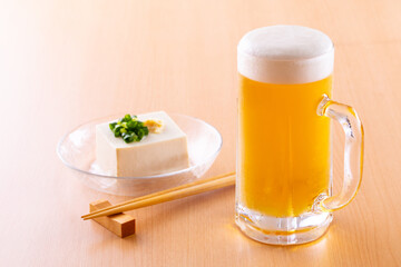 自宅でビールを楽しむ