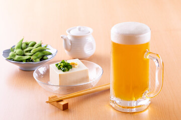 自宅でビールを楽しむ