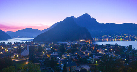 Obraz premium Sonnenuntergang über dem Vierwaldstättersee bei Stansstad, Schweiz