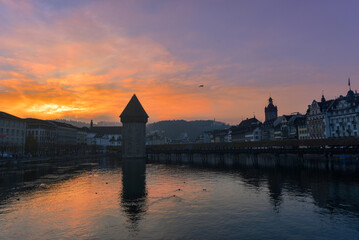 Sonnenuntergang über der Altstadt von Luzern, Schweiz
