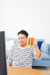 Fototapeta premium オンライン飲み会をする中年の男性