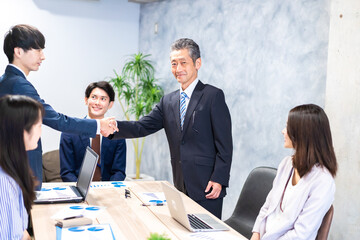 笑顔で握手をするビジネスパーソン