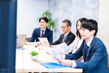 リモートでテレビ会議をするビジネスパーソン