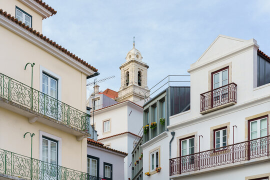 Moderne Fassaden im Stadtviertel Alfama  in Lissabon, Portugal