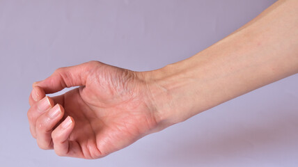 痩せた男性の手首