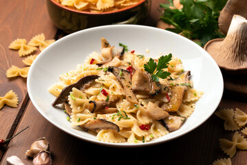 Piatto di deliziose farfalle con funghi, peperoncino, aglio e prezzemolo, Pasta Italiana 