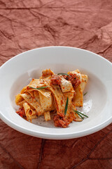 Pastagericht: Tagliatelle mit Tomaten und Salsiccia