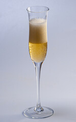 Crystal glass for sparkling wines, champagnes and lambruscos, served chilled