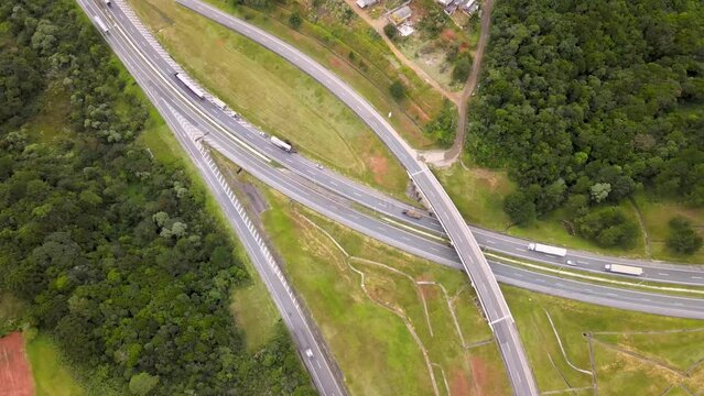 Vista a&eacute;rea de uma estrada com carros e varia conexoes