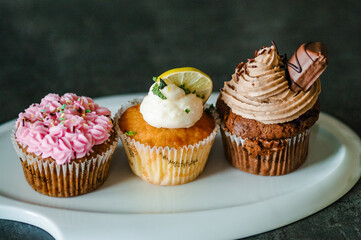 Trois cupcakes dans une assiette