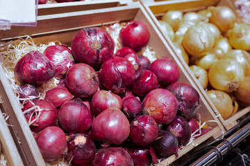 Showcase with onions. Vegetables at supermarket. concept of healthy and organic food consumption