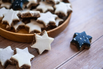Zimtsterne weiß und blau auf dem Tisch