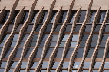 Arquitectura geométrica en la ciudad con ventanas y vidrio
