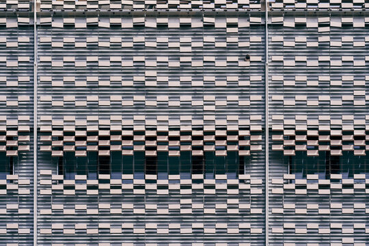 Arquitectura geom&eacute;trica en la ciudad con ventanas y farola