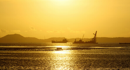 Obraz premium Sunset sky with Si Chang island silhouette at sea