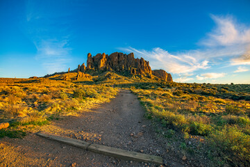 superstition mountains and hiking trail
