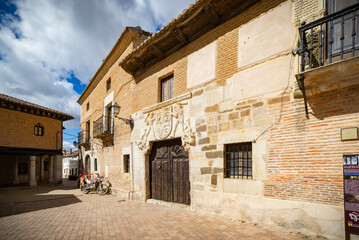 Fototapeta na wymiar edificios rurales en pequeños pueblos de el norte de España