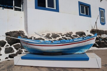 niebieska łódka w miasteczku el Cotillo na Fuerteventura - obrazy, fototapety, plakaty