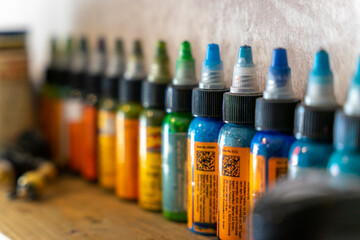 Bunte Farbe zum T&auml;towieren in einem Regal in einem Tattoo Studio 