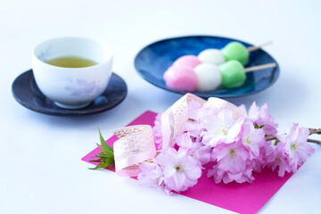 Fototapeta na wymiar 三色団子（花見団子）と八重桜とお茶