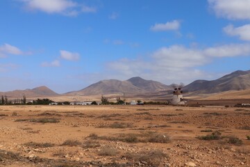 Pustynny pejzaż z malowniczym wiatrakiem na wyspie Fuerteventura © neskama