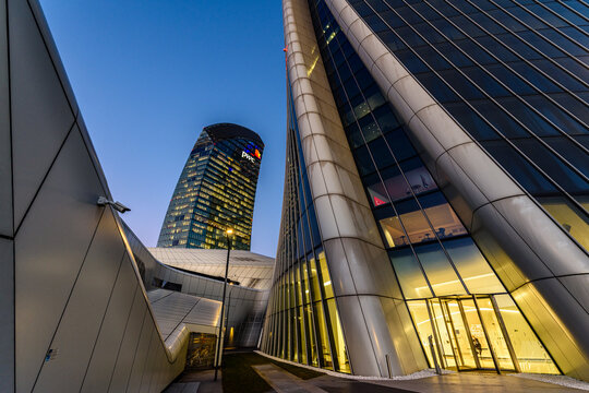 Milano Citylife,  grattacieli, abitazioni e  e centro commerciale