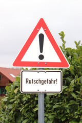 Schild " Rutschgefahr". Schild" Achtung".
