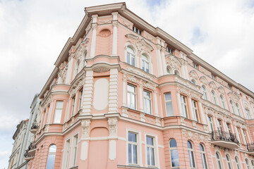 Fototapeta na wymiar Facade of pink old tenement residential house in Bydgoszcz city, Old port Street, Poland. Historical architecture.